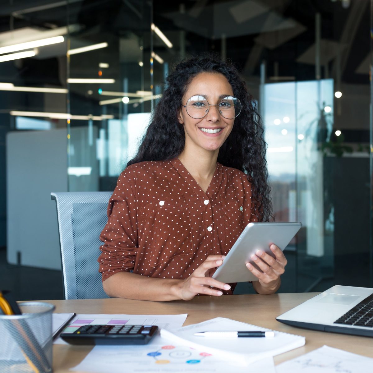 Experte-comptable consultant la comptabilité du cabinet depuis sa tablette.