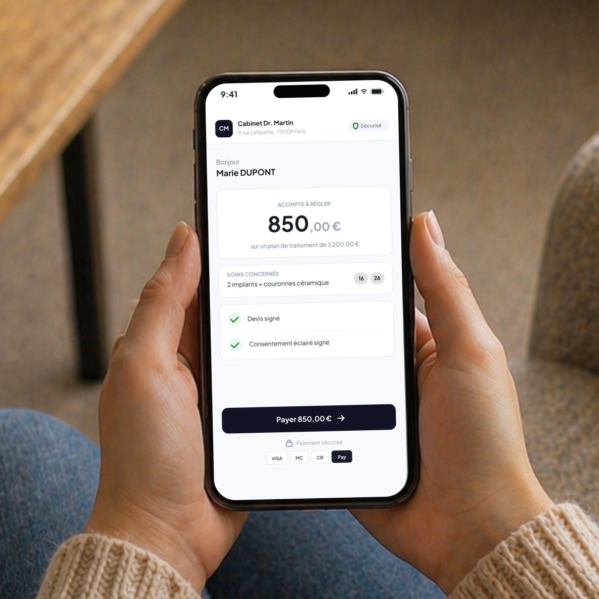 Patient réglant son acompte en ligne depuis son canapé